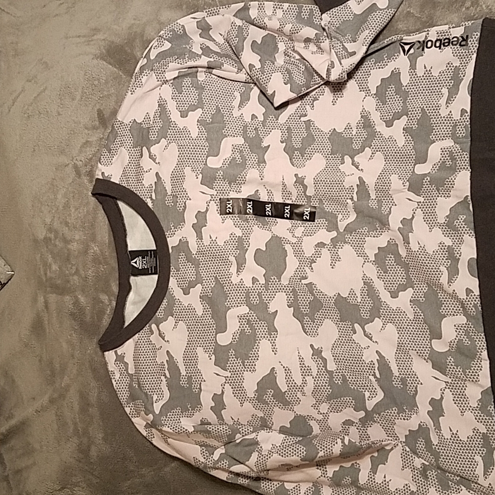 BRAND NEW REEBOK CREWNECK SWEATSHIRT
